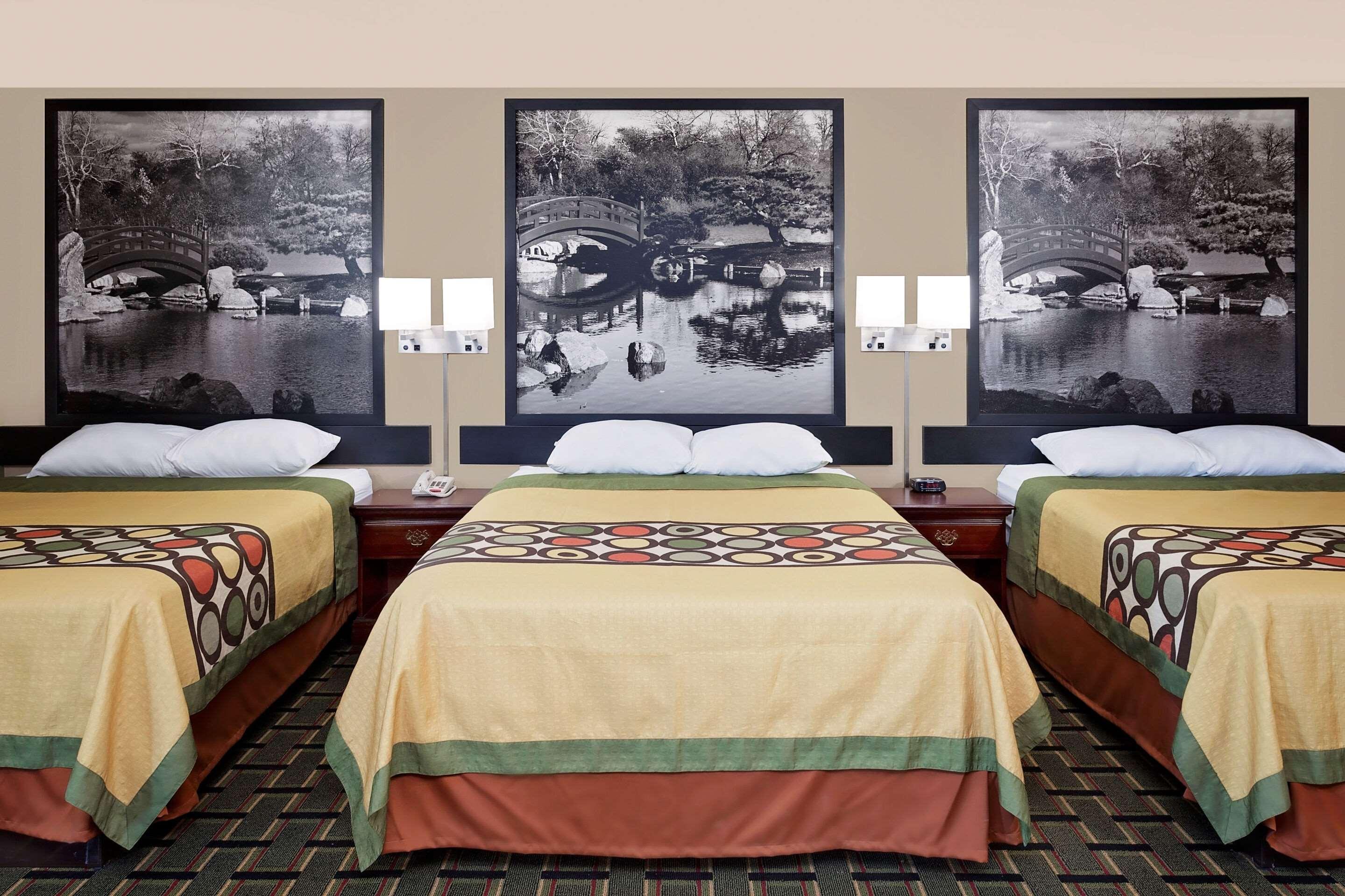 Econo Hotel 3*